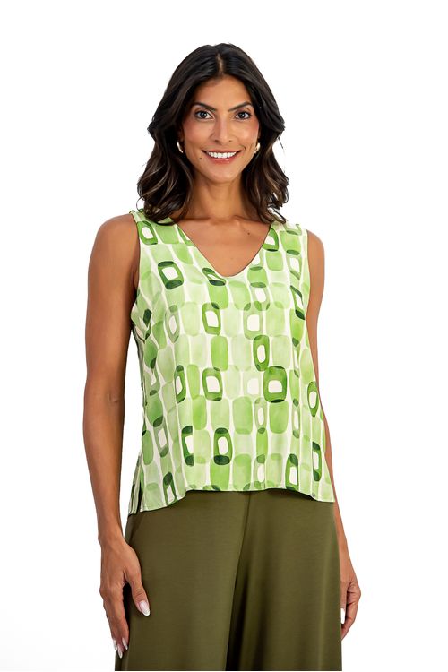BLUSA-DE-TECIDO-EM-VISCOSE-COM-ESTAMPA-CANDY.-TEM-DECOTE-EM-V-BOTOES-NOS-OMBROS-E-SEM-MANGA.
