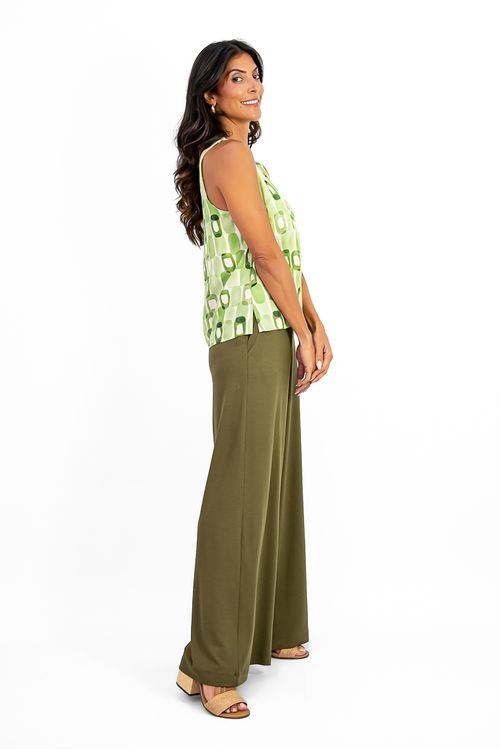BLUSA-DE-TECIDO-EM-VISCOSE-COM-ESTAMPA-CANDY.-TEM-DECOTE-EM-V-BOTOES-NOS-OMBROS-E-SEM-MANGA.