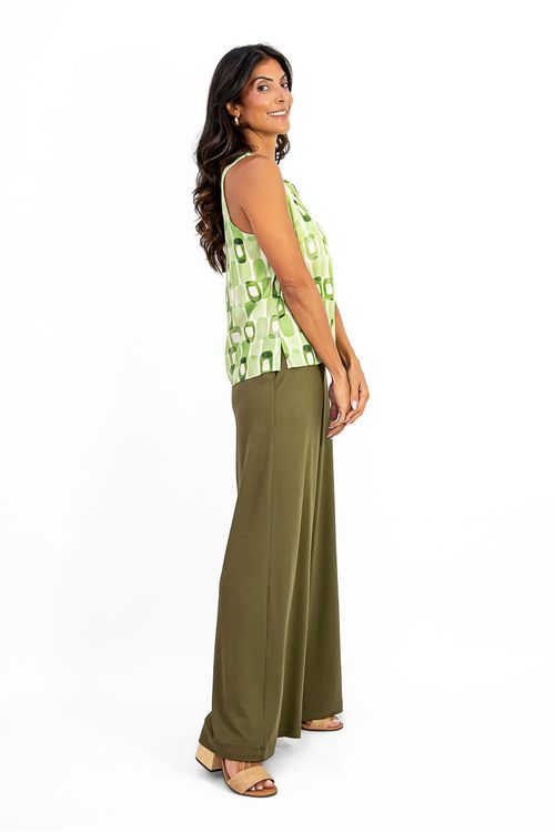 Blusa-Candy-Verde-com-estampa-geometrica-vista-lateral.