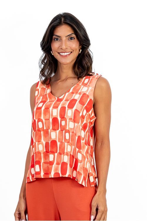 BLUSA-DE-TECIDO-EM-VISCOSE-COM-ESTAMPA-CANDY.-TEM-DECOTE-EM-V-BOTOES-NOS-OMBROS-E-SEM-MANGA.