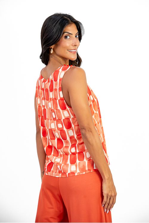 BLUSA-DE-TECIDO-EM-VISCOSE-COM-ESTAMPA-CANDY.-TEM-DECOTE-EM-V-BOTOES-NOS-OMBROS-E-SEM-MANGA.