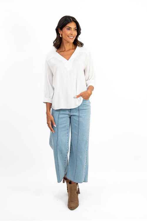 BATA-DE-TECIDO-PLANO-EM-VISCOSE-SLUB-STRECH.-TEM-DECOTE-EM-V-COM-PESPONTO-MANGA-3-4-COM-BOTAO-NO-PUNHO.