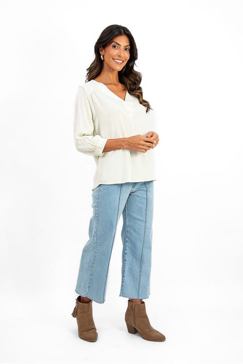 BATA-DE-TECIDO-PLANO-EM-VISCOSE-SLUB-STRECH.-TEM-DECOTE-EM-V-COM-PESPONTO-MANGA-3-4-COM-BOTAO-NO-PUNHO.