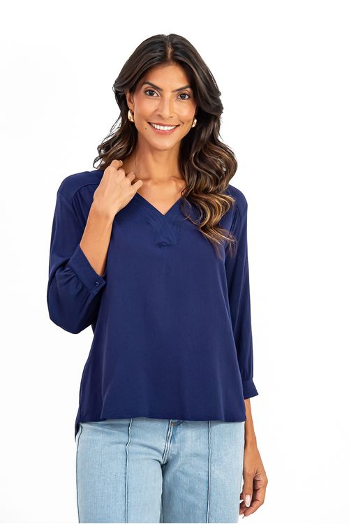 BATA-DE-TECIDO-PLANO-EM-VISCOSE-SLUB-STRECH.-TEM-DECOTE-EM-V-COM-PESPONTO-MANGA-3-4-COM-BOTAO-NO-PUNHO.