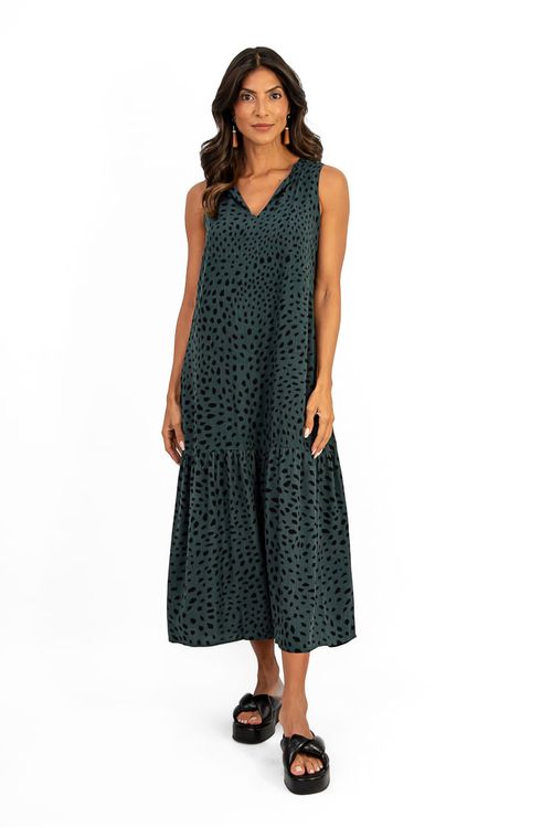 VESTIDO-MIDI-DE-TECIDO-PLANO-EM-VISCOSE-SLUB-COM-ESTAMPA-LEOPARDO.-TEM-DECOTE-EM-V-COM-FRU-FRU-ABERTO-SEM-MANGA-E-BARRA-FRANZIDA.