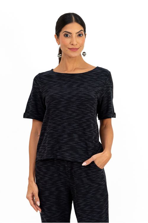 BLUSA-TEXTURADA-FEITA-EM-MALHA-EM-VISCOSE-FLAME.-TEM-DECOTE-CANOA-E-MEIA-MANGA-COM-PUNHO-DOBRADO.