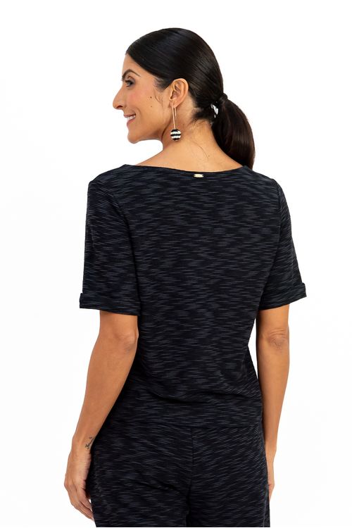 BLUSA-TEXTURADA-FEITA-EM-MALHA-EM-VISCOSE-FLAME.-TEM-DECOTE-CANOA-E-MEIA-MANGA-COM-PUNHO-DOBRADO.