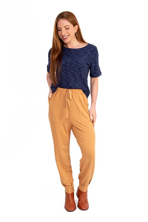 BLUSA-TEXTURADA-FEITA-EM-MALHA-EM-VISCOSE-FLAME.-TEM-DECOTE-CANOA-E-MEIA-MANGA-COM-PUNHO-DOBRADO.