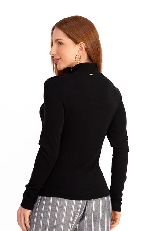 Blusa preta básica com gola alta e detalhe de botões na gola até o ombro, vista traseira.
