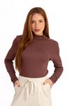BLUSA-FEITA-EM-MALHA-TRICOT-ENCHANTE.-POSSUI-GOLA-ALTA-E-MANGA-LONGA.-CONTA-COM-DETALHE-DE-BOTOES-DA-GOLA-ATE-O-OMBRO.