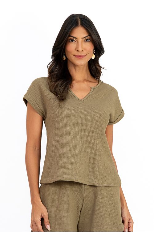 BLUSA-MODELAGEM-MORCEGO-EM-MALHA-HERITAGE-COM-485--ALGODAO---485--POLIESTER-E-3--ELASTANO-DECOTE-EM-V-E-MEIA MANGA DOBRADA.