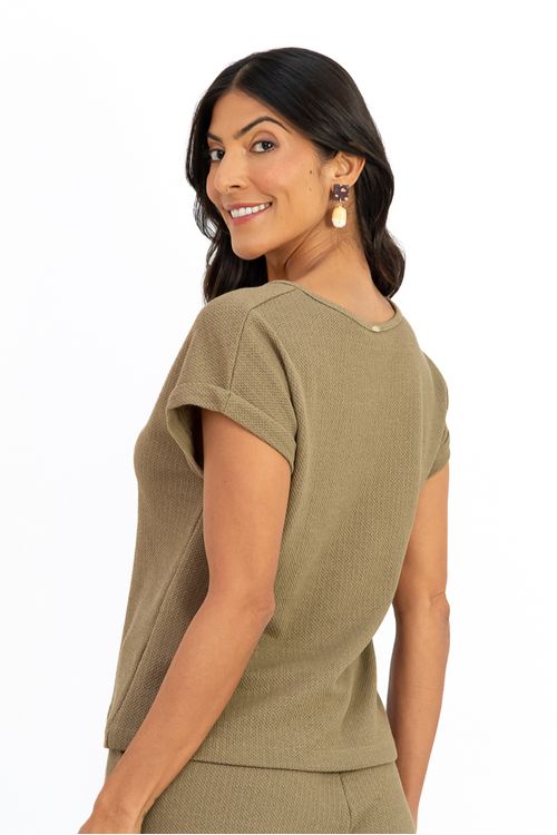 BLUSA-MODELAGEM-MORCEGO-EM-MALHA-HERITAGE-COM-485--ALGODAO---485--POLIESTER-E-3--ELASTANO-DECOTE-EM-V-E-MEIA MANGA DOBRADA.