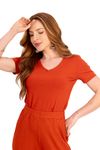 Blusa básica cerâmica com decote em V e meia manga, vista de perto.
