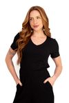 Blusa preta básica com decote em V e meia manga, vista frontal.