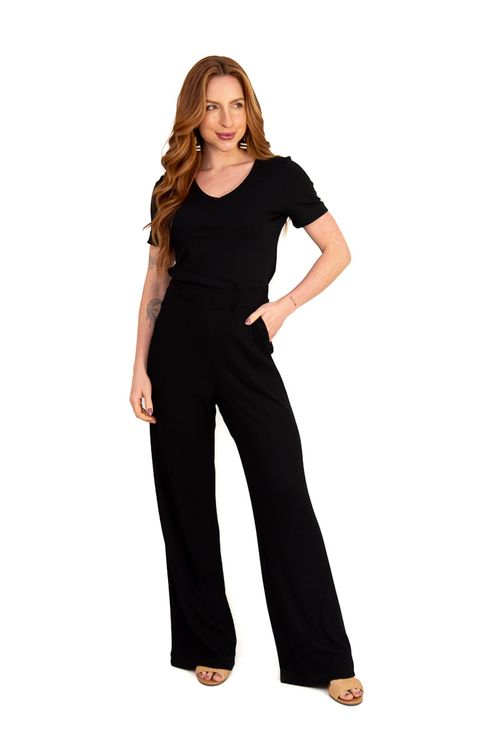 Blusa preta básica com decote em V e meia manga, vista completa com calça preta.