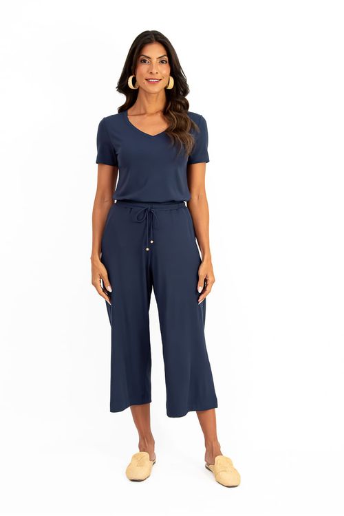 Conjunto-com-blusa-basica-decote-V-marinho-e-calca-ampla-vista-completa.