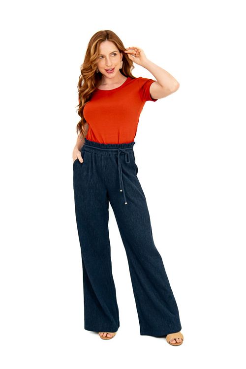 Blusa básica em malha viscose na cor cerâmica, com decote em U e meia manga, vista completa com calça.