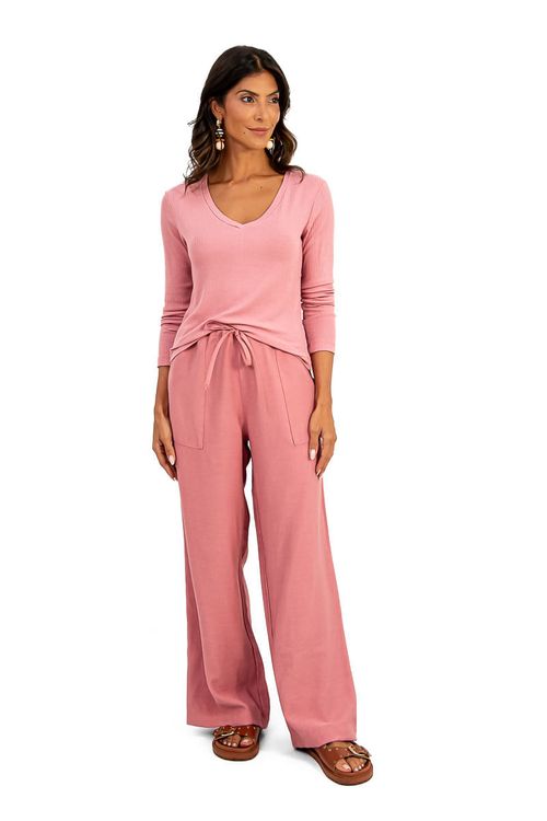 Modelo-vestindo-calca-reta-rose-com-blusa-de-malha-rosa-vista-frontal.