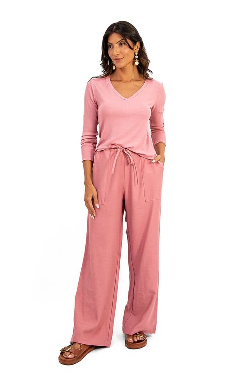 Modelo-vestindo-calca-reta-rose-com-blusa-de-malha-rosa-vista-lateral.