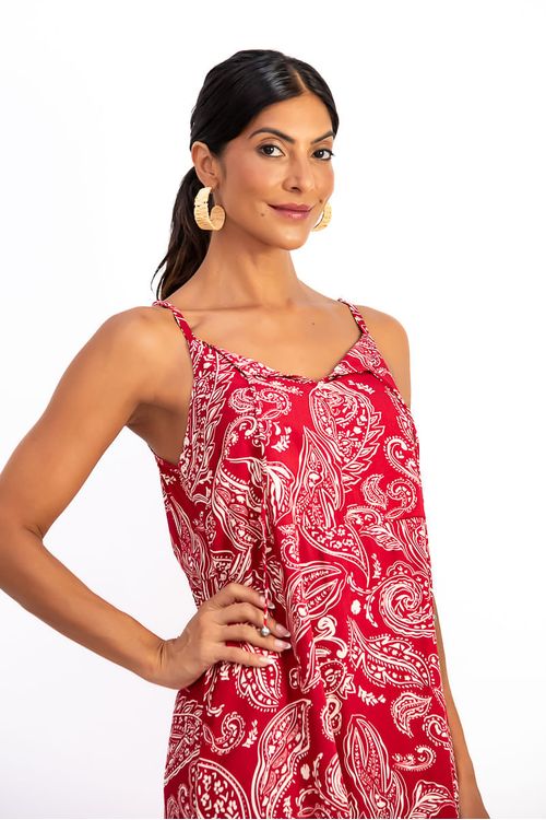 Detalhe-do-decote-em-V-aberto-do-vestido-midi-estampado-mostrando-o-padrao-paisley.