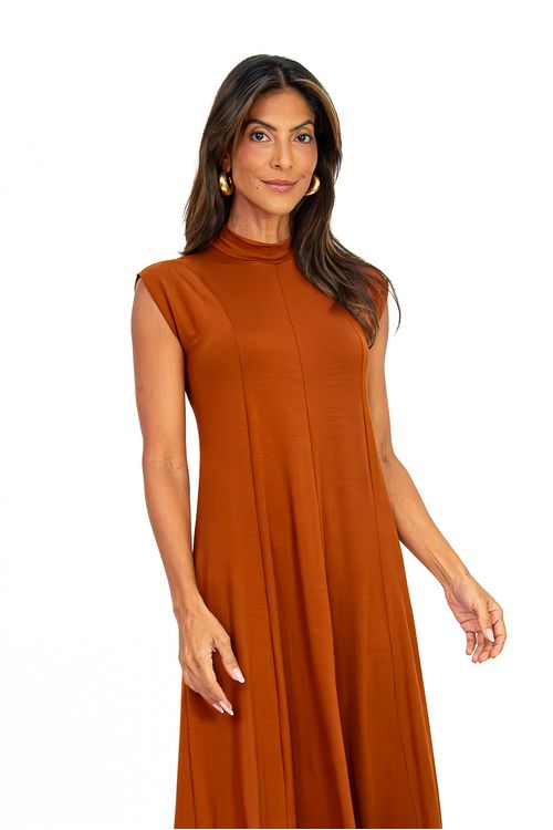 VESTIDO-MIDI-FEITO-DE-MALHA-VISCOSE-VISUP.-TEM-DECOTE-COM-GOLA-ALTA-SEM-MANGA-EMBUTIDA-COM-RECORTES-MODELAGEM-EVASE