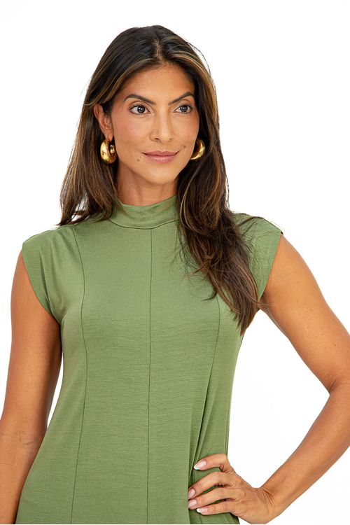 Detalhe do vestido verde mostrando a gola alta e o tecido em malha viscose visup.