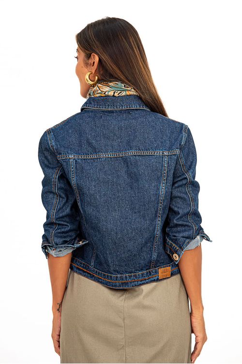 Jaqueta-jeans-azul-escuro-com-detalhes-em-costura-zig-zag-vista-traseira.