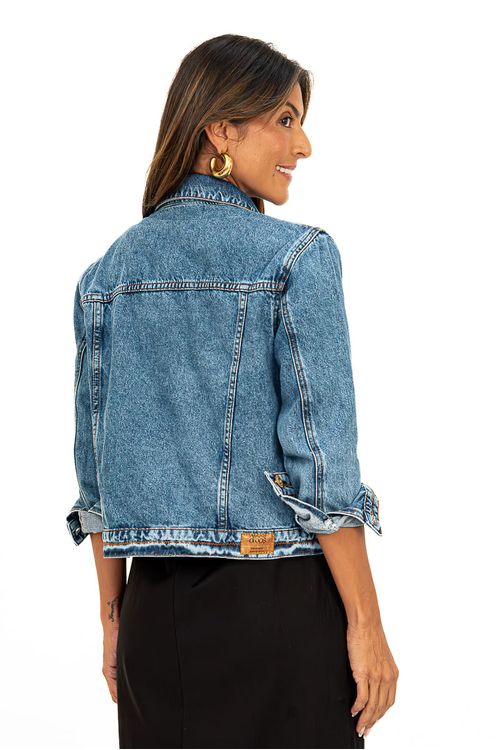 Jaqueta jeans feminina - vista traseira mostrando pala, costuras e barra com regulagem lateral em denim 100% algodão