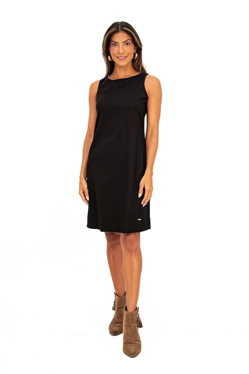 Vestido tubinho preto básico com decote canoa e sem mangas, exibido em uma pose frontal.