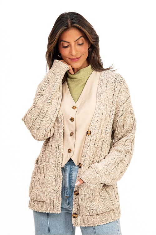 CASACO-ACONCHEGO-MODELAGEM-CARDIGAN-FEITO-DE-TRICOT-MOUSSE.-TEM-PALA-E-BOTOES-E-BOLSOS-NA-FRENTE