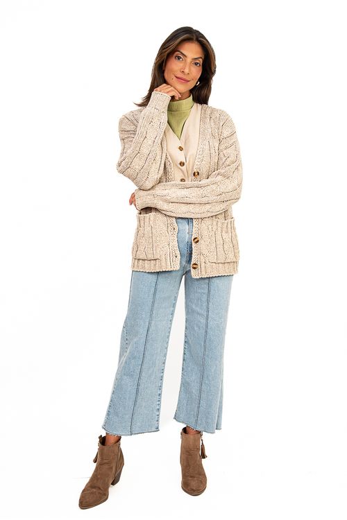CASACO-ACONCHEGO-MODELAGEM-CARDIGAN-FEITO-DE-TRICOT-MOUSSE.-TEM-PALA-E-BOTOES-E-BOLSOS-NA-FRENTE
