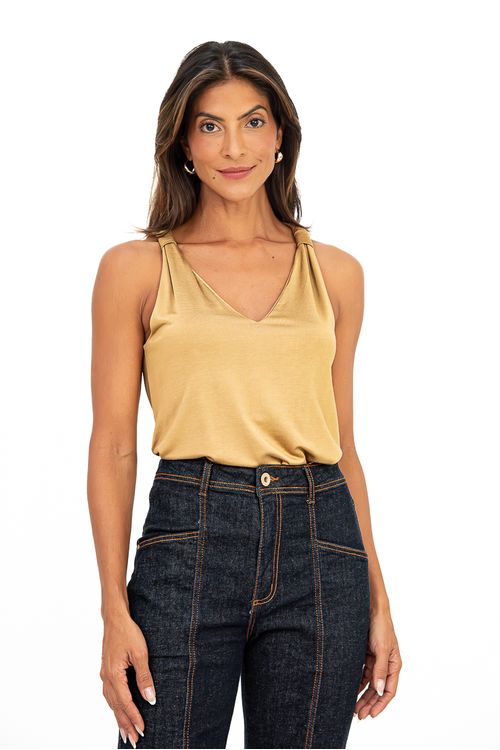 BLUSA-FEITA-DE-MALHA-EM-VISCOSE-SOPHISTIQUEE.-TEM-DECOTE-EM-V-ALCA-COM-ANEL-E-SEM-MANGA.
