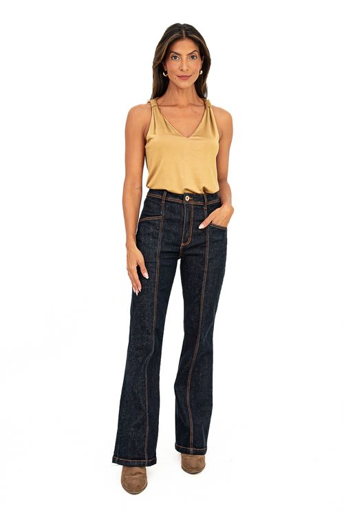 BLUSA-FEITA-DE-MALHA-EM-VISCOSE-SOPHISTIQUEE.-TEM-DECOTE-EM-V-ALCA-COM-ANEL-E-SEM-MANGA.
