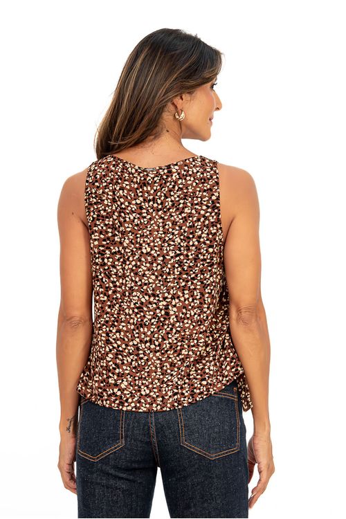 Regata animal print marrom vista inteira frontal em look com calça jeans escura, caimento solto