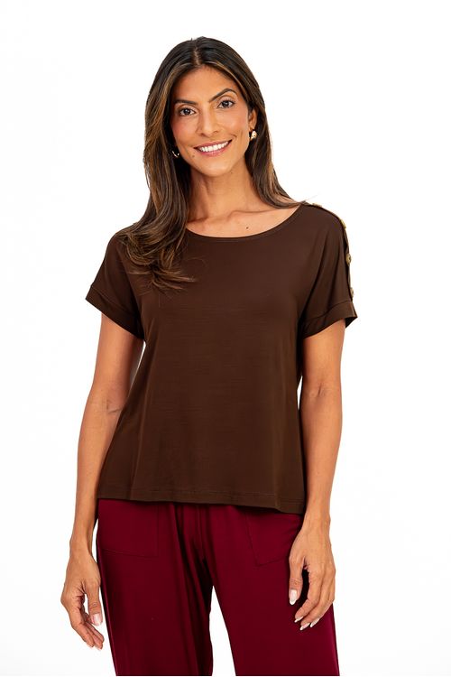 BLUSA-MORCEGO-FEITA-EM-MALHA-VISCOSE-VISUP.-POSSUI-DECOTE-CANOA-BOTOES-EM-UM-DOS-OMBROS-E-MEIA-MANGA-COM-PUNHO.