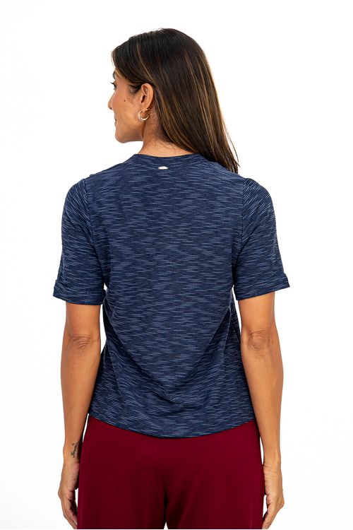 BLUSA-DE-MALHA-EM-VISCOSE-FLAME.-TEM-DECOTE-EM-V-GOLA-LARGA-COM-PREGAS-NO-OMBRO-E-MEIA-COM-PUNHO-DOBRADO.