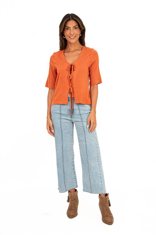 CALCA-CROPPED-JEANS-FEITA-EM-DENIM-SCAPE-GALAXY-5.-POSSUI-5-BOLSOS-SENDO-DOIS-FRONTAIS-UM-PEQUENO-LATERAL-E-DOIS-TRASEIROS.-CONTA-TAMBEM-COM-NERVURA-FRONTAL-E-BOCA-DA-CALCA-DESFIADA.