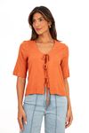 Blusa-cropped-telha-com-decote-em-V-e-amarracoes-frontais-vista-frontal.