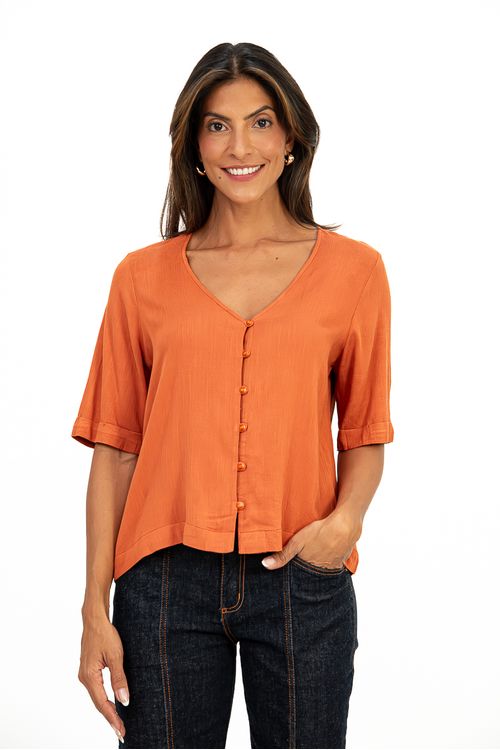 BLUSA-CROPPED-DE-TECIDO-PLANO-EM-VISCOSE-SLUB-STRETCHCOM-DEECOTE-V-E-BOTOES-FRONTAIS-COM-MEIA-MANGA-E-PUNHO-DOBRADO