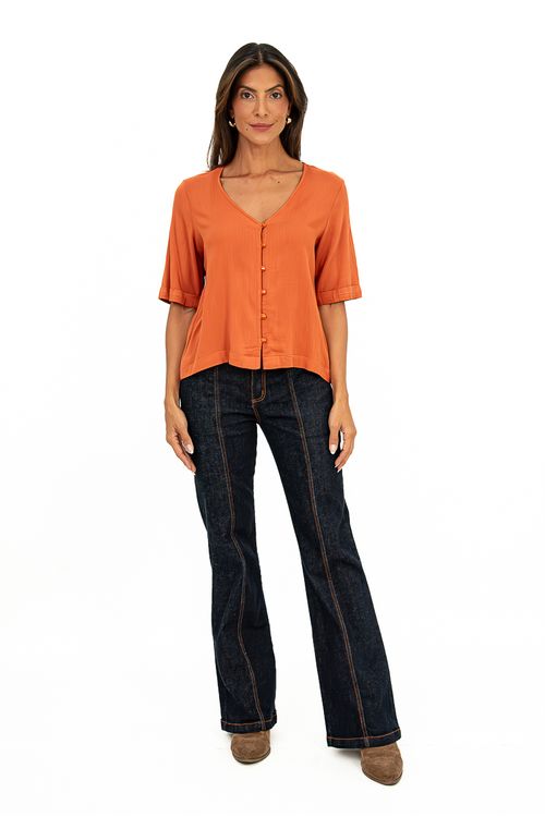 BLUSA-CROPPED-DE-TECIDO-PLANO-EM-VISCOSE-SLUB-STRETCHCOM-DEECOTE-V-E-BOTOES-FRONTAIS-COM-MEIA-MANGA-E-PUNHO-DOBRADO