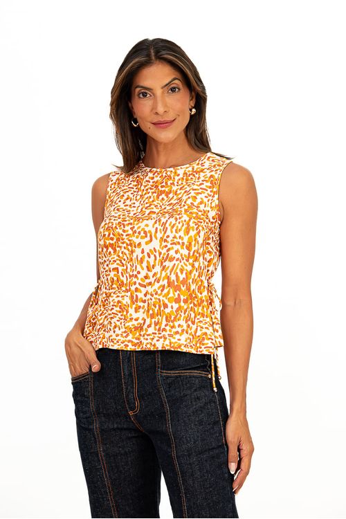 Blusa-feminina-com-estampa-animal-print-em-tons-de-mostarda-vista-frontal.