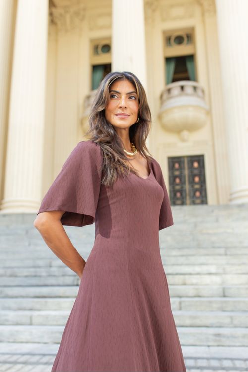 VESTIDO-MIDI-FEITO-EM-DE-VISCOSE-MAQUINETADA.-TEM-DECOTE-EM-V-COM-RECORTES-MEIA-MANGA-COM-ELASTICO-FRANZIDA-GODE-E-FECHAMENTO-EM-ZIPER-NAS-COSTAS.