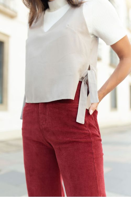 BLUSA-MODELAGEM-CROPPED-FEITA-DE-TECIDO-PLANO-ALFAIATARIA-TWILL-CELL-SUPERSTAR-EM-VISCOSE-E-POLIESTER.-TEM-DECOTE-EM-V-SEM-MANGA-E-ABERTURA-COM-AMARRACAO-LATERAL