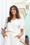 BLUSA-DE-MALHA-EM-VISCOSE-FLAME.-TEM-DECOTE-EM-V-GOLA-LARGA-COM-PREGAS-NO-OMBRO-E-MEIA-COM-PUNHO-DOBRADO.