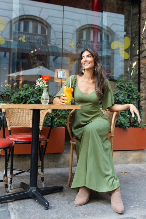 VESTIDO-MIDI-FEITO-EM-DE-VISCOSE-MAQUINETADA.-TEM-DECOTE-EM-V-COM-RECORTES-MEIA-MANGA-COM-ELASTICO-FRANZIDA-GODE-E-FECHAMENTO-EM-ZIPER-NAS-COSTAS.