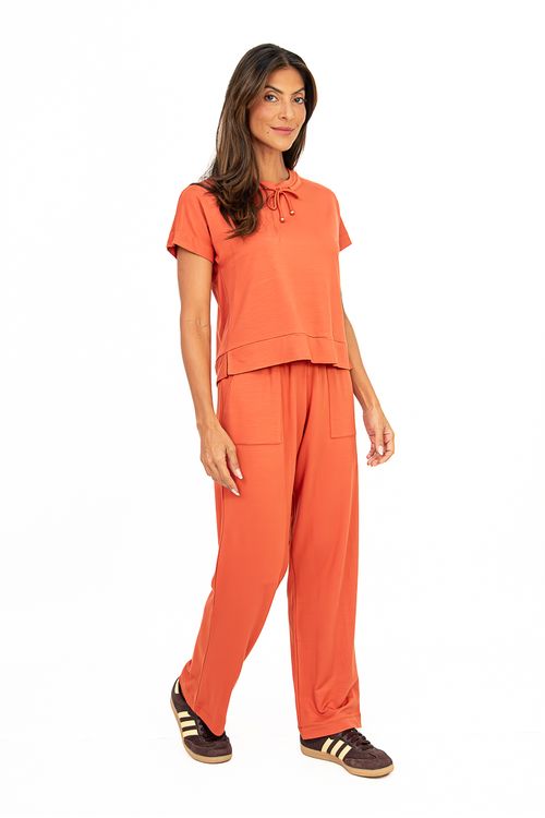 CALCA-RETA-LEBLON-E-FEITA-DE-MALHA-EM-VISCOSE-NEW-TERNURA.-TEM-COS-COM-ELASTICO-LARGO-E-AMARRACAO-COM-BOLSO-FACA-CHAPADO-APLICADO.