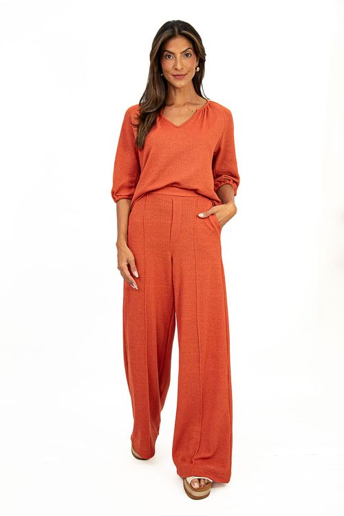 Conjunto de blusa manga bufante cerâmica e calça ampla, vista completa.