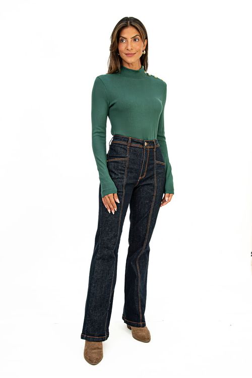 Blusa básica verde com manga longa e gola alta, combinada com calça jeans escura, vista completa.