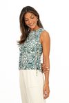 BLUSA-FEITA-DE-TECIDO-PLANO-EM-VISCOSE-COM-ESTAMPA-ANIMAL-PRINT.-TEM-DECOTE-CANOA-SEM-MANGA-E-AMARRACAO-COM-ROLOTE-NAS-LATERAIS.