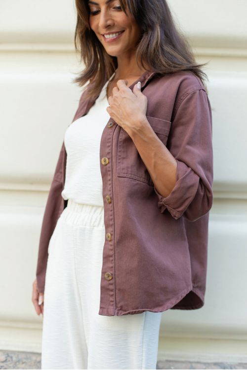 JAQUETA-FEITA-DE-SARJA-DELFI-100--ALGODAO-MODELAGEM-ESTILO-CAMISA.-TEM-MAXI-BOLSOS-BARRA-FRALDADA-E-MANGA-LONGA